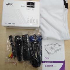 【祇園店】特価！初めての一台にも　QKK小型プロジェクター 付属品完備の画像