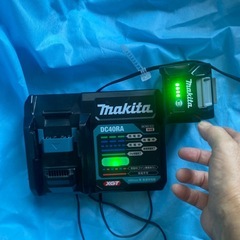 マキタDC40RAとBL4025の画像