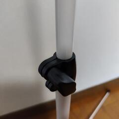 折りたたみ式ホワイト楽譜スタンドの画像