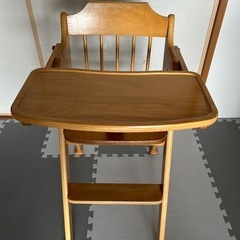 木製ベビーハイチェアの画像