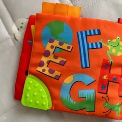 腹這いうつ伏せ練習おもちゃと、カシャカシャ絵本の2点セットの画像