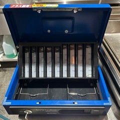 手提げ金庫　鍵付き
の画像