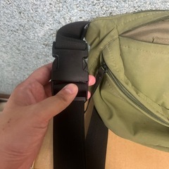 ボディバッグ カーキの画像