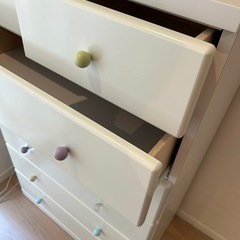 タンス　白　カラフル取っ手の画像