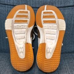 アンダーアーマースニーカーの画像