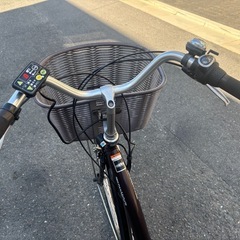 電動アシスト機能付きのシティタイプ自転車、前バスケット装備。 の画像