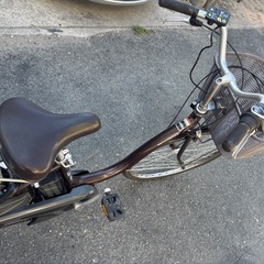 電動アシスト機能付きのシティタイプ自転車、前バスケット装備。 の画像