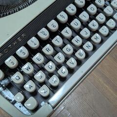 古いタイプライターの画像