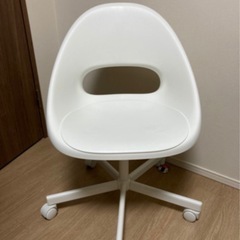 IKEAのシンプルチェアーの画像