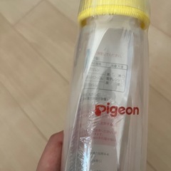 ピジョン スリムタイプ 哺乳瓶（プラスチック製）240ml M乳首付き／新品・外装ビニール破れありの画像
