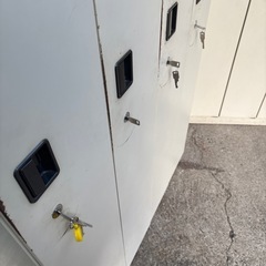 ロッカー  4連  鍵付き  
在庫4点の画像
