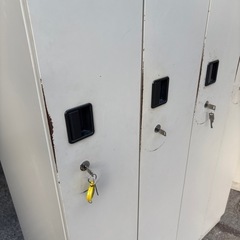 ロッカー  4連  鍵付き  
在庫4点の画像