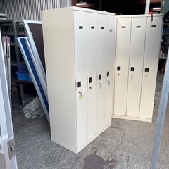 ロッカー  4連  鍵付き  
在庫4点の画像
