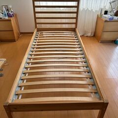 IKEA bed frameの画像