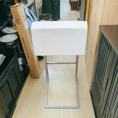 カウンターイス ホワイトカラー 在庫2脚 キズ・シミ 【こちらは店舗です。浜村鹿野温泉ICから3分 買取本舗 宮本リサイクル 営業時間9～19時 定休日水曜のみ←連絡できませんm(_ _)m】の画像