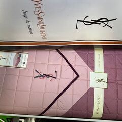 未使用Yves Saint Laurent イヴサンローラン ロゴ刺繍 中綿入り コタツ上掛け 200×200 ピンク系 こたつ布団 ＠ｙの画像