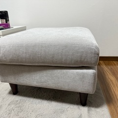 広々使える2人掛けソファオットマン付きの画像