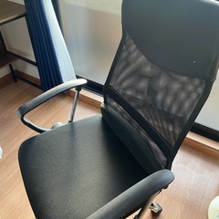 オフィス用机と椅子の画像