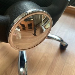 オフィス用机と椅子の画像
