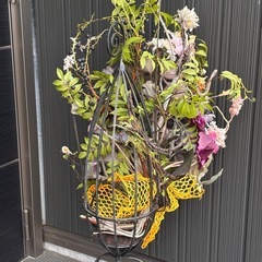 造花とアイアンフラワースタンドのセットの画像