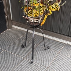 造花とアイアンフラワースタンドのセットの画像