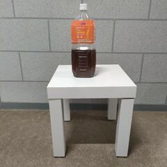 イケアミニテーブルとキューブボックスの画像
