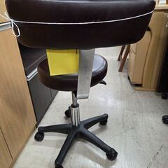 J8581 【リユースのサカイ柏店】 回転チェア クリーニング済みの画像