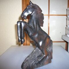 木彫りの馬の画像