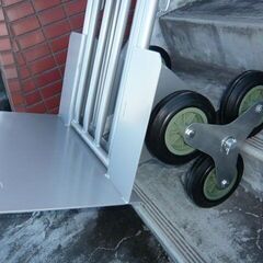 段差カート 階段台車 階段昇降運搬車 階段運搬車　６輪式 の画像