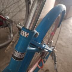 子供用青色自転車の画像