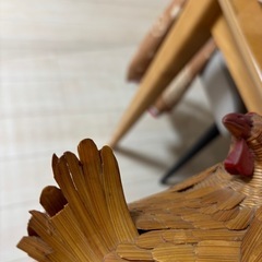 ニワトリ　籐　カゴ　バスケット　にわとりの画像