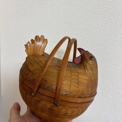 ニワトリ　籐　カゴ　バスケット　にわとりの画像