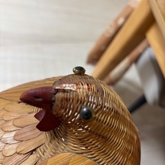 ニワトリ　籐　カゴ　バスケット　にわとりの画像