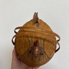 ニワトリ　籐　カゴ　バスケット　にわとりの画像