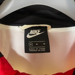 ナイキ ナイロンジャケット バックロゴ 撥水 メッシュ裏地 NIKE ジャケット サイズM 赤　黒　白 SWOOSH JACKETの画像
