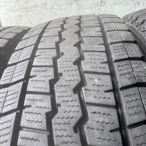バリ山　DUNLOP ダンロップ　SV01 195/80R15 107/105L LT スタッドレス　タイヤ　2021年製　15インチ　ハイエース　キャラバン　等