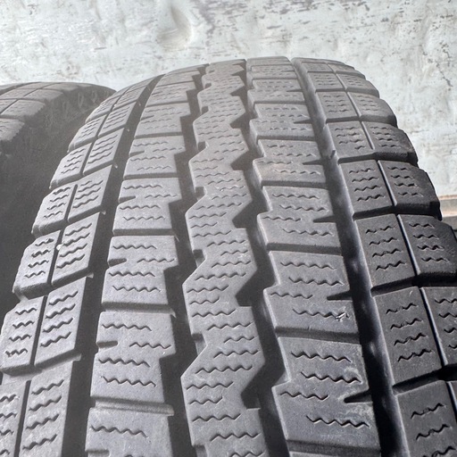 バリ山　DUNLOP ダンロップ　SV01 195/80R15 107/105L LT スタッドレス　タイヤ　2021年製　15インチ　ハイエース　キャラバン　等