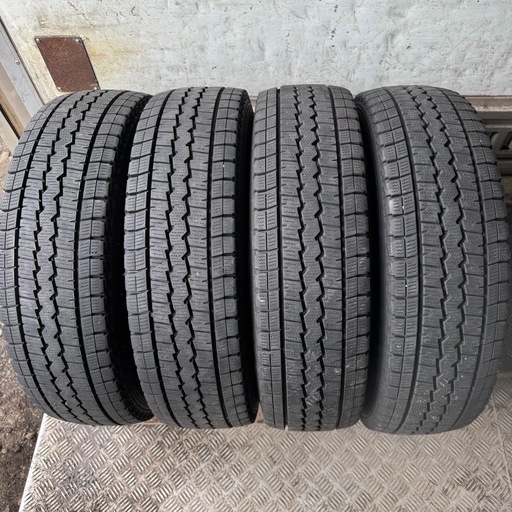 バリ山　DUNLOP ダンロップ　SV01 195/80R15 107/105L LT スタッドレス　タイヤ　2021年製　15インチ　ハイエース　キャラバン　等