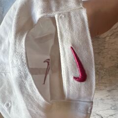 白色Nikeキャップ、ピンクのロゴ　大体２−４歳の画像