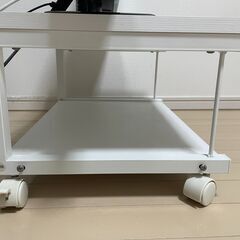 【32型テレビ＋白いテレビ台セット】2,000円／動作良好・すぐ使えます！の画像