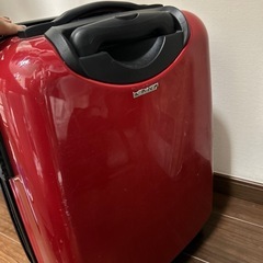 赤いキャリーケース　差し上げますの画像
