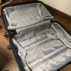 赤いキャリーケース　差し上げますの画像
