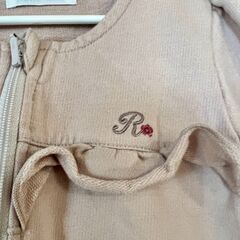 人気ブランドbebe 美品 フリル付きアウター　コットン上着ジャケット　80cmの画像