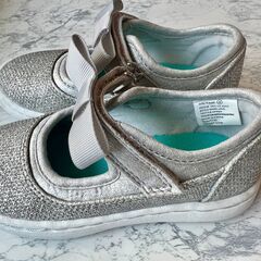 15.5 cm kidsシルバーグリッタースニーカー リボン付き　カーターズの画像