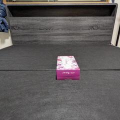 ベッドクイーンベッドフレーム　コンセント付き高さ調節可能LEDライト付き　棚ありの画像