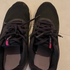中古🌺✨NIKE スニーカー黒　23.5㎝の画像