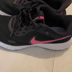 中古🌺✨NIKE スニーカー黒　23.5㎝の画像