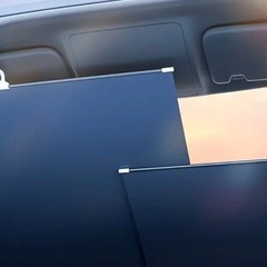 自動巻き上げ式フロントガラスサンバイザーの画像