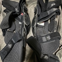 LEATT X-FRAME ニーブレース モトクロス カーボン 左右セットの画像