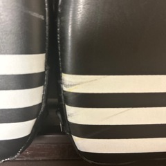 最終お値下げ！！adidas パンチングミット 黒 ストライプの画像